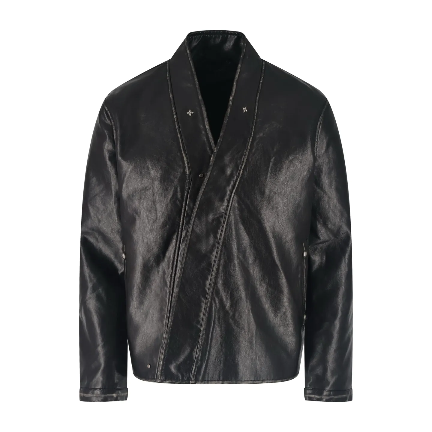 🅿️860 1v Distressed leather jacket with oblique buttons. Original purchase and development for 52,500. The surface fabric is two-layer cowhide combined with a ginger base. It is original after coloring. Custom-woven plaid lining (different from the version on the market). Logo stamp on the back collar. Customized middle leather label. Customized No. 4 zipper puller. Placket zipper. The finished garment is purely artificially distressed and color-polished. It is very labor-consuming. Customized accessories. When Louis Vuitton's centuries-old craftsmanship meets avant-garde design, this leather jacket becomes a subversive work in the luxury fashion world. The distressed leather is engraved with the traces of time, but the deconstructed tailoring with slanted lapels bursts out rebellious tension; the classic Monogram is hidden in the texture, and the metal accessories are like modern stars that cut through the retro atmosphere. It is LV's bold reconstruction of traditional luxury products - injecting the uninhibited soul of the street into the Paris Fashion Week show genes, making every texture tell the avant-garde attitude of "classics can also be exceptional". Size:S-M-L